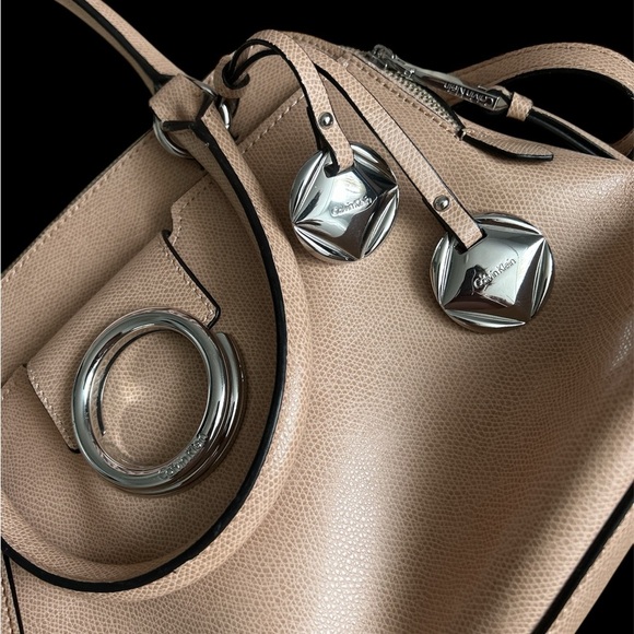 Calvin Klein Tan Shoulder Bag with Slouchy Design - Picture 3 of 9